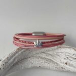 schönes Lederarmband mit Lotusblume in rosa