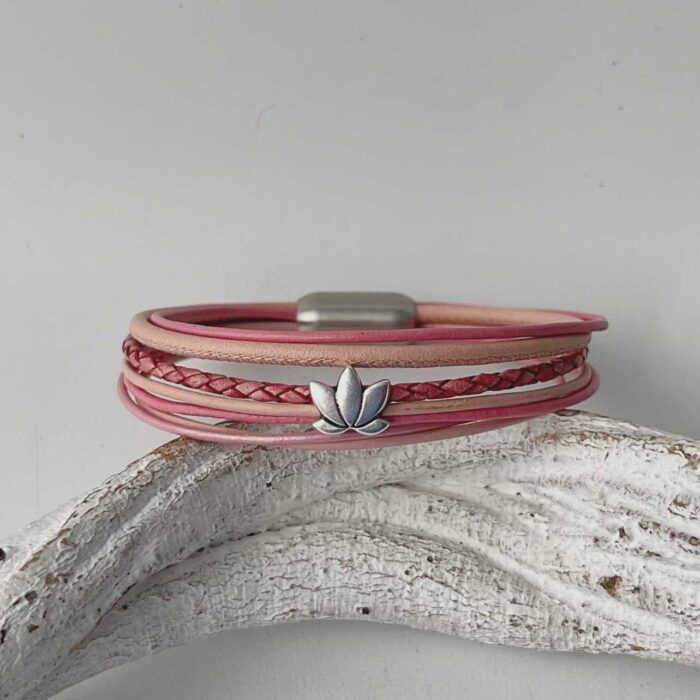 schönes Lederarmband mit Lotusblume in rosa