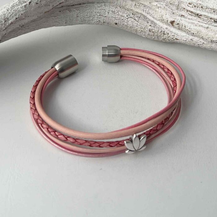 Lederarmband mit einer Lotusblume in rosa