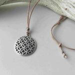 die lange Kette mit Blume des Lebens