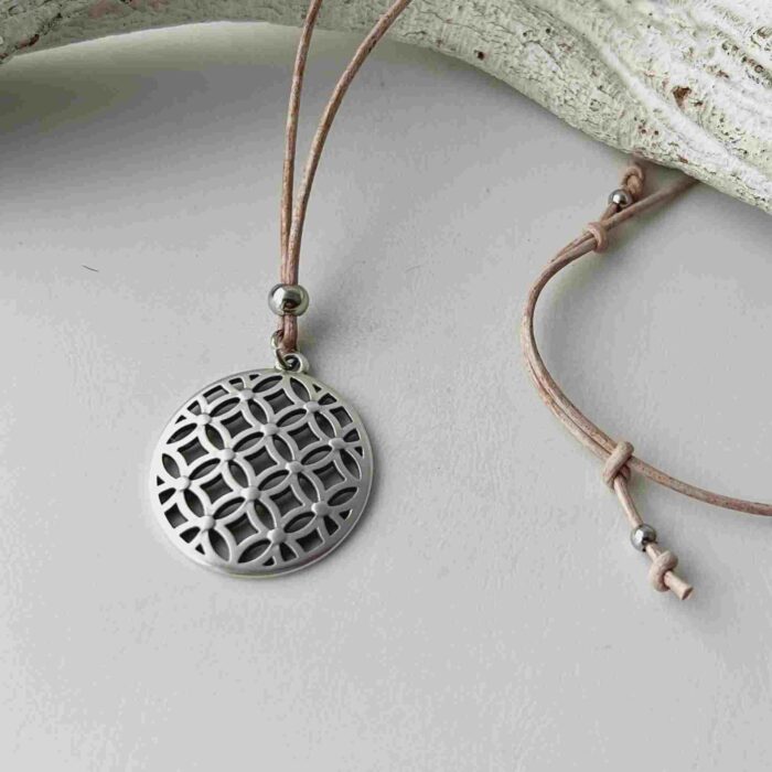 die lange Kette mit Blume des Lebens