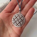 die lange Kette mit der Blume des Lebens