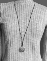 lange Kette mit der schönen Blume des Lebens