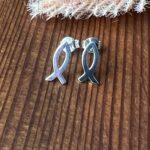 der Ohrstecker mit offener Fisch aus 925er Silber