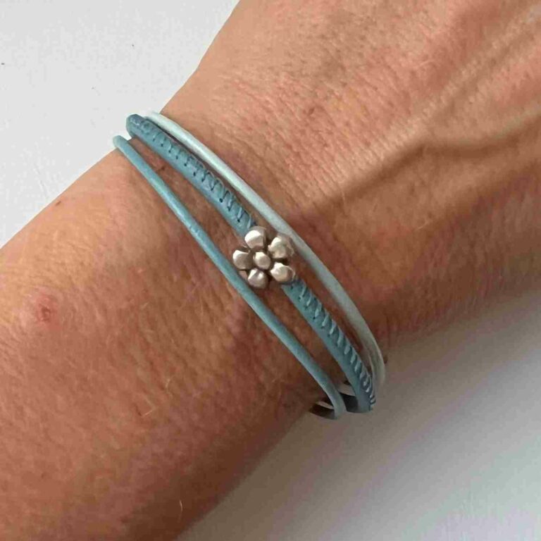 Lederarmband fein mit Blümchen blau