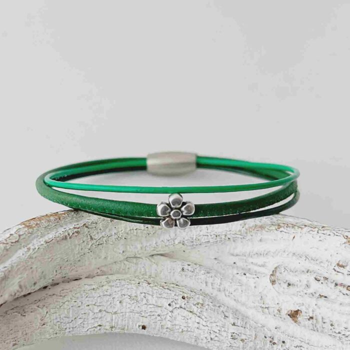 Lederarmband fein mit einem Blümchen in grün