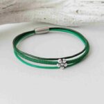 das Lederarmband fein mit Blümchen in grün