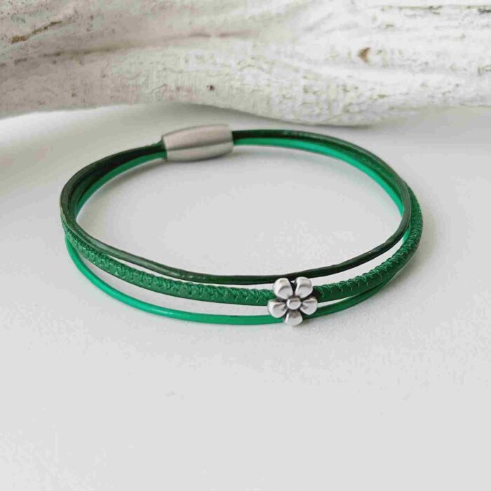 das Lederarmband fein mit Blümchen in grün