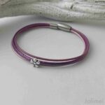 das Lederarmband fein mit Blümchen lila