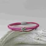 Lederarmband fein mit einem Blümchen in pink