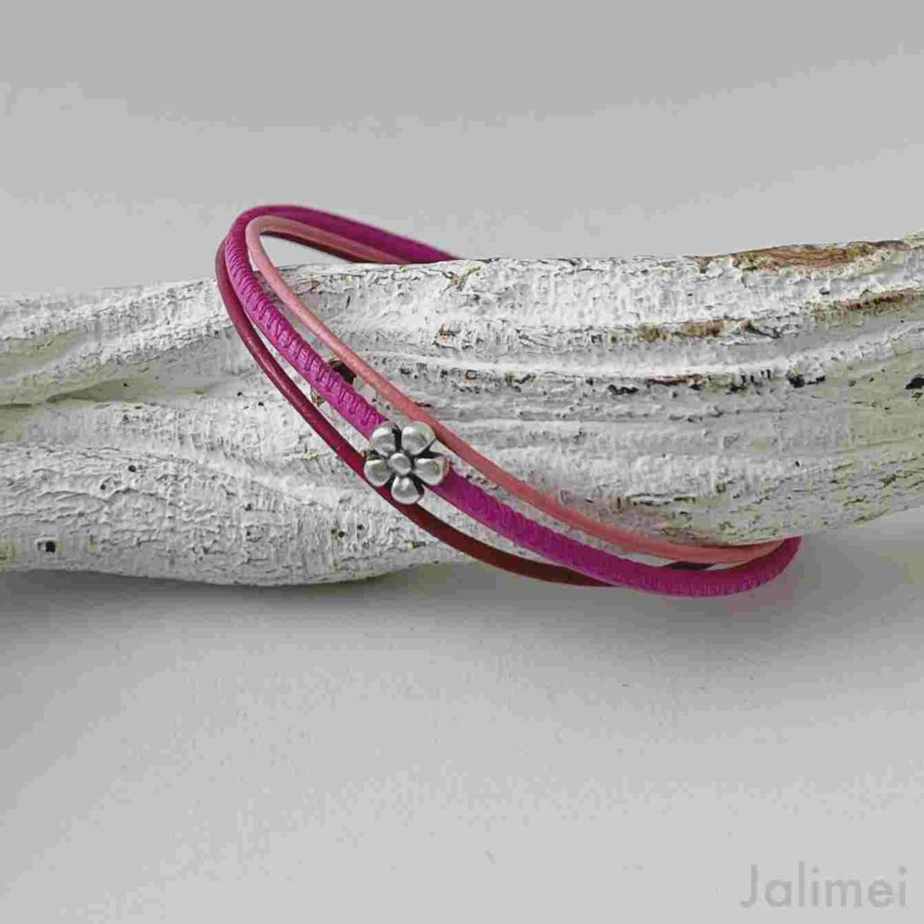 das Lederarmband fein mit einem Blümchen in pink