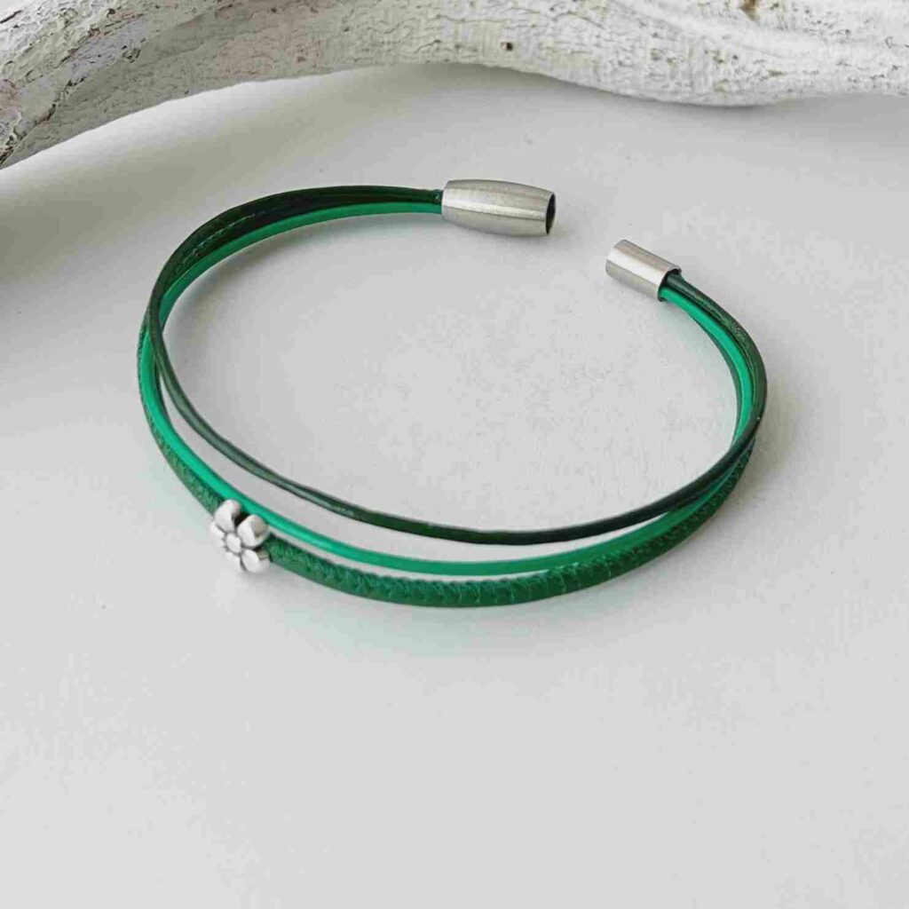 das Lederarmband fein mit Blümchen grün