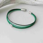 das Lederarmband fein mit Blümchen grün