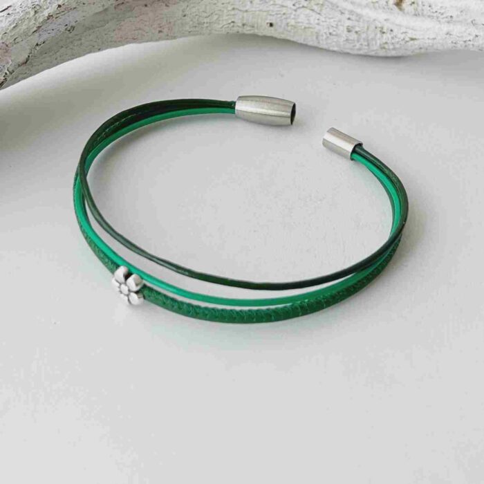 das Lederarmband fein mit Blümchen grün
