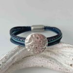 das Lederarmband mit gehämmerter Scheibe in blau