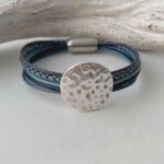 Lederarmband mit einer gehämmerter Scheibe in blau