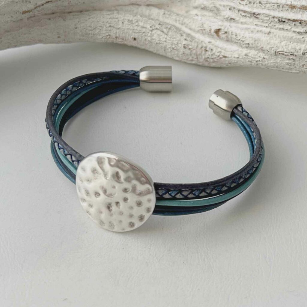 Lederarmband mit einer gehämmerter Scheibe blau