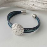 Lederarmband mit einer gehämmerter Scheibe blau