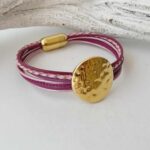 Lederarmband mit gehämmerte Scheibe Gold in beere