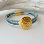 das Lederarmband mit gehämmerte Scheibe Gold in hellblau