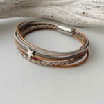 Lederarmband mit einem kleinem Stern grau und beige