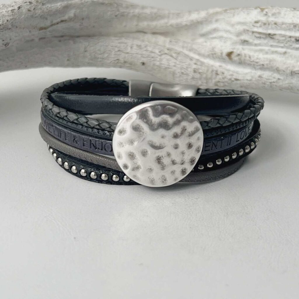 Lederarmband mit einer gehämmerte Scheibe in schwarz