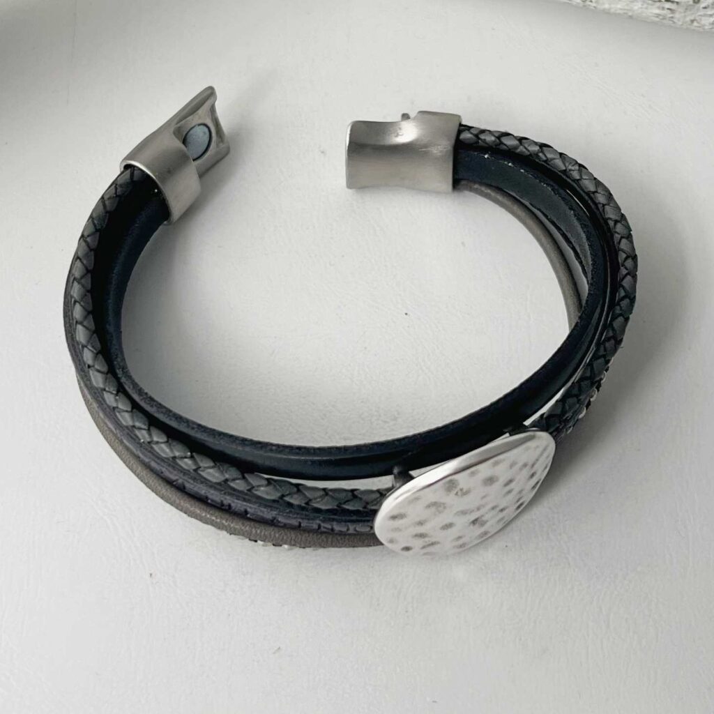 das Lederarmband mit einer gehämmerte Scheibe in schwarz