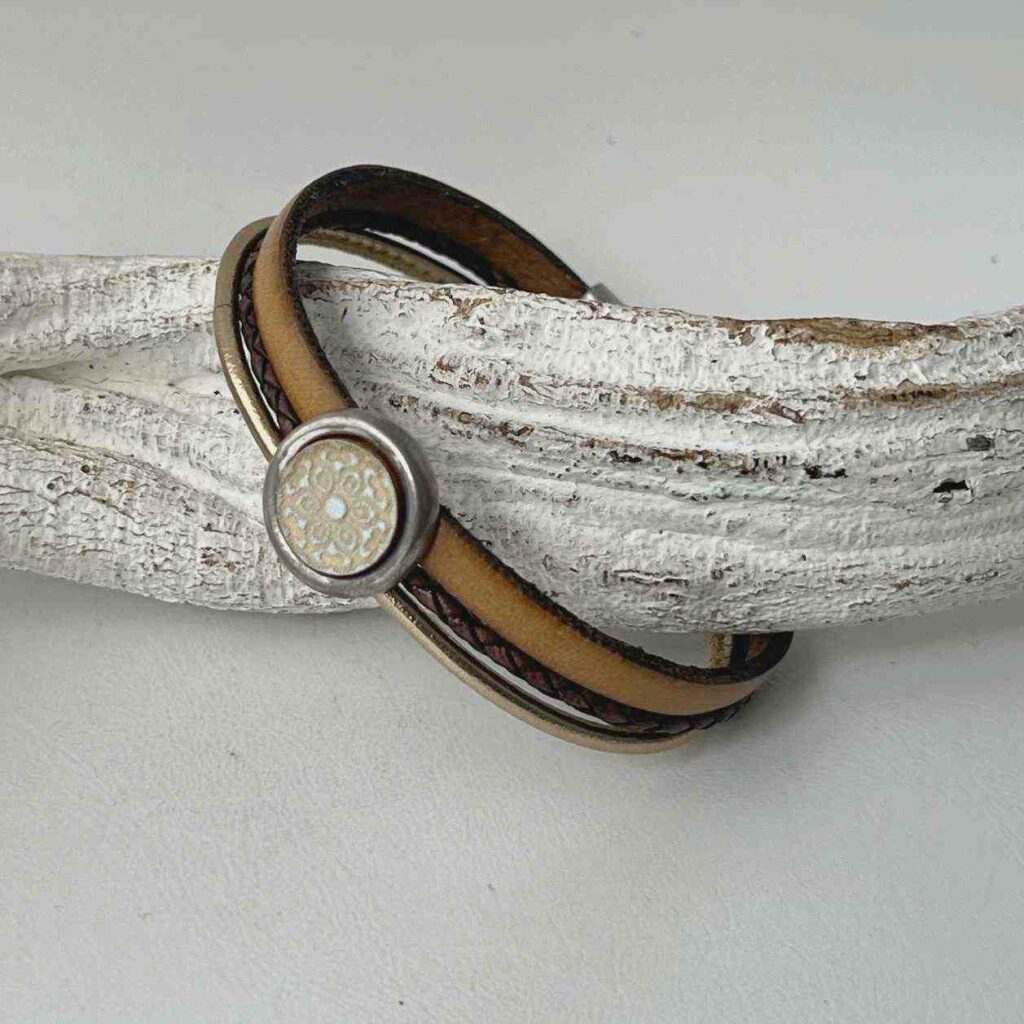 Lederarmband mit einem Mandala in beige und gold