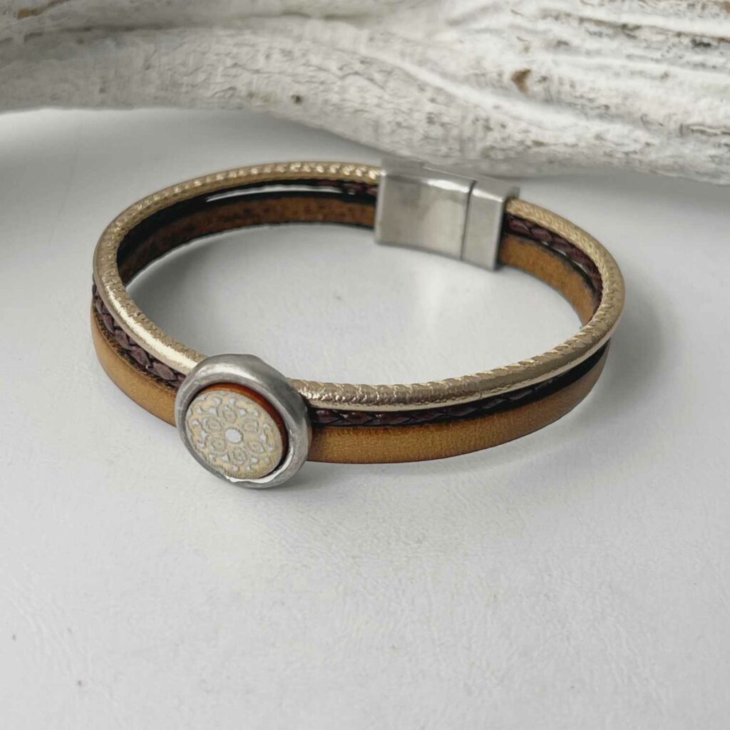 Lederarmband mit einem Mandala beige gold