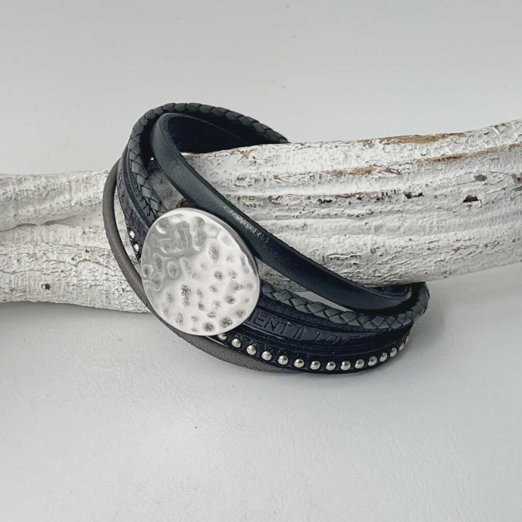 Lederarmband mit gehämmerte Scheibe schwarz