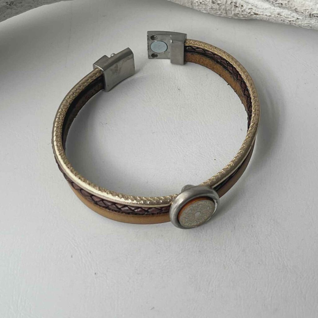 Lederarmband mit einem Mandala in beige gold