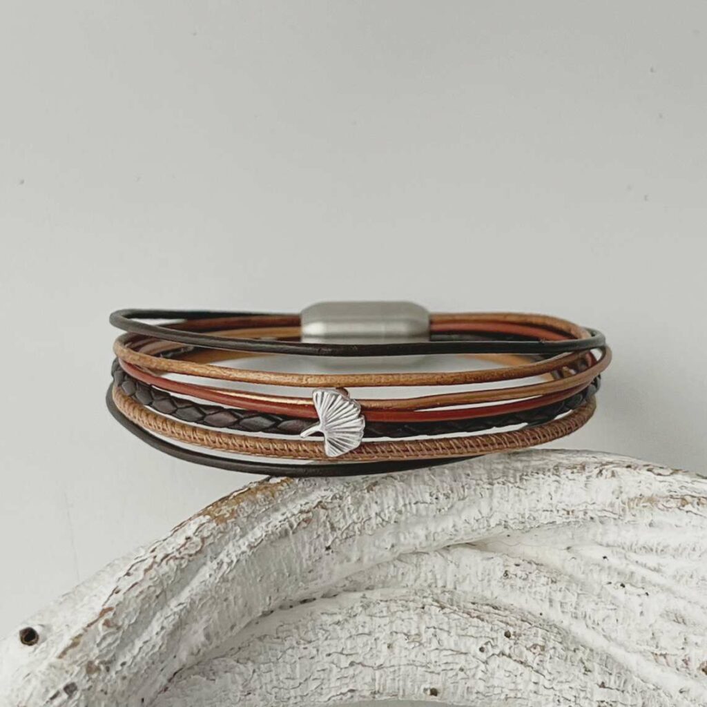das Lederarmband Ginkgoblatt in braun