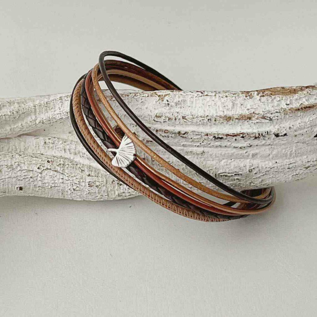 das Lederarmband mit Ginkgoblatt in braun