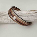 das Lederarmband mit Ginkgoblatt in braun