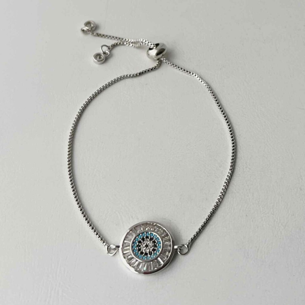 das Armband aus Edelstahl mit einem Auge