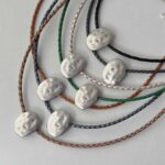 die kurze Lederband Kette mit einem Anhänger