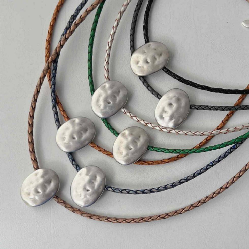 die kurze Lederband Kette mit einem Anhänger