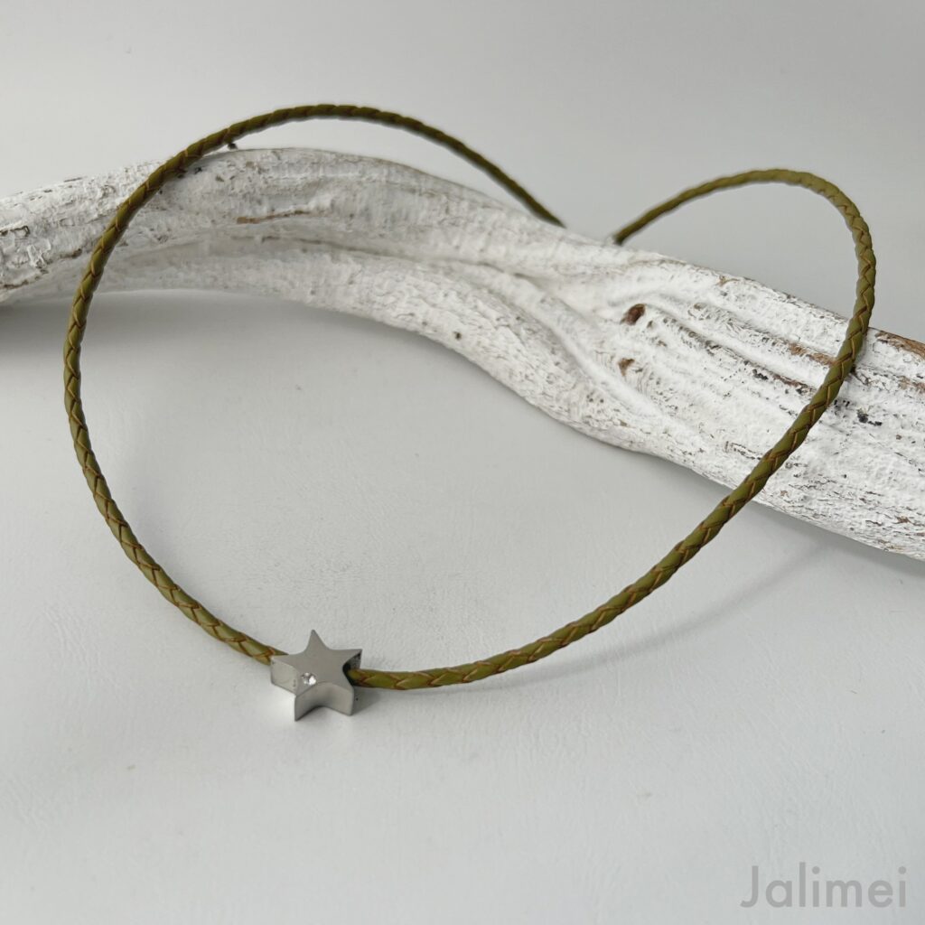 eine kurze Lederband Kette mit Stern