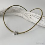 eine kurze Lederband Kette mit Stern