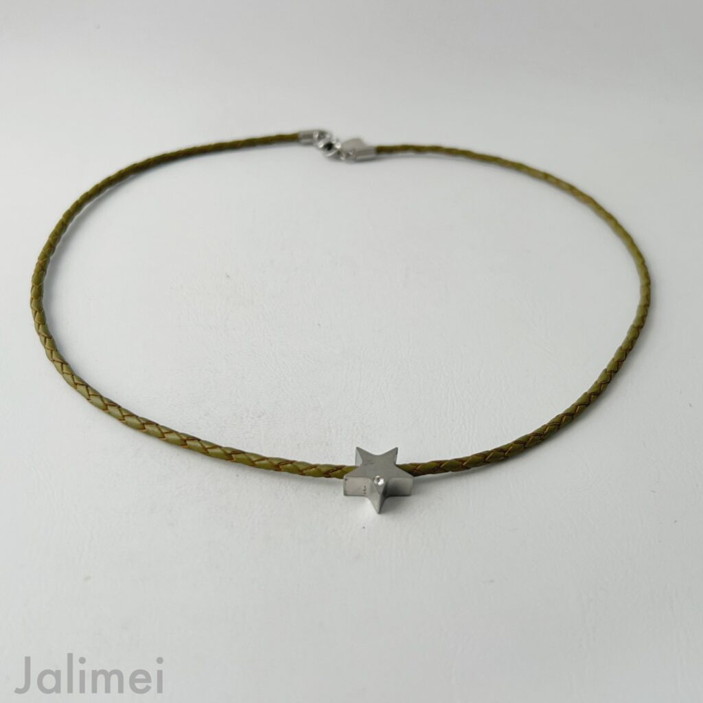 eine kurze Lederband Kette mit einem Stern