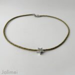 eine kurze Lederband Kette mit einem Stern