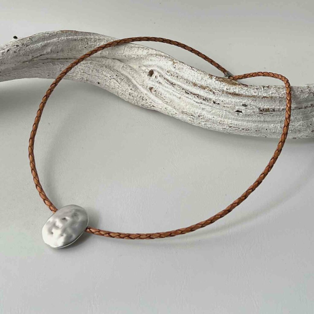 die kurze Lederband Kette mit einem Anhänger