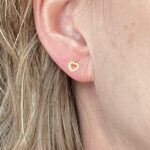 die Ohrstecker mit Miniherzchen in gold