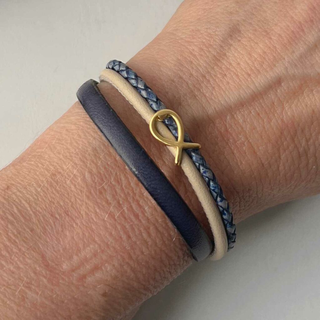 das Armband mit Fisch Gold in blau-beige
