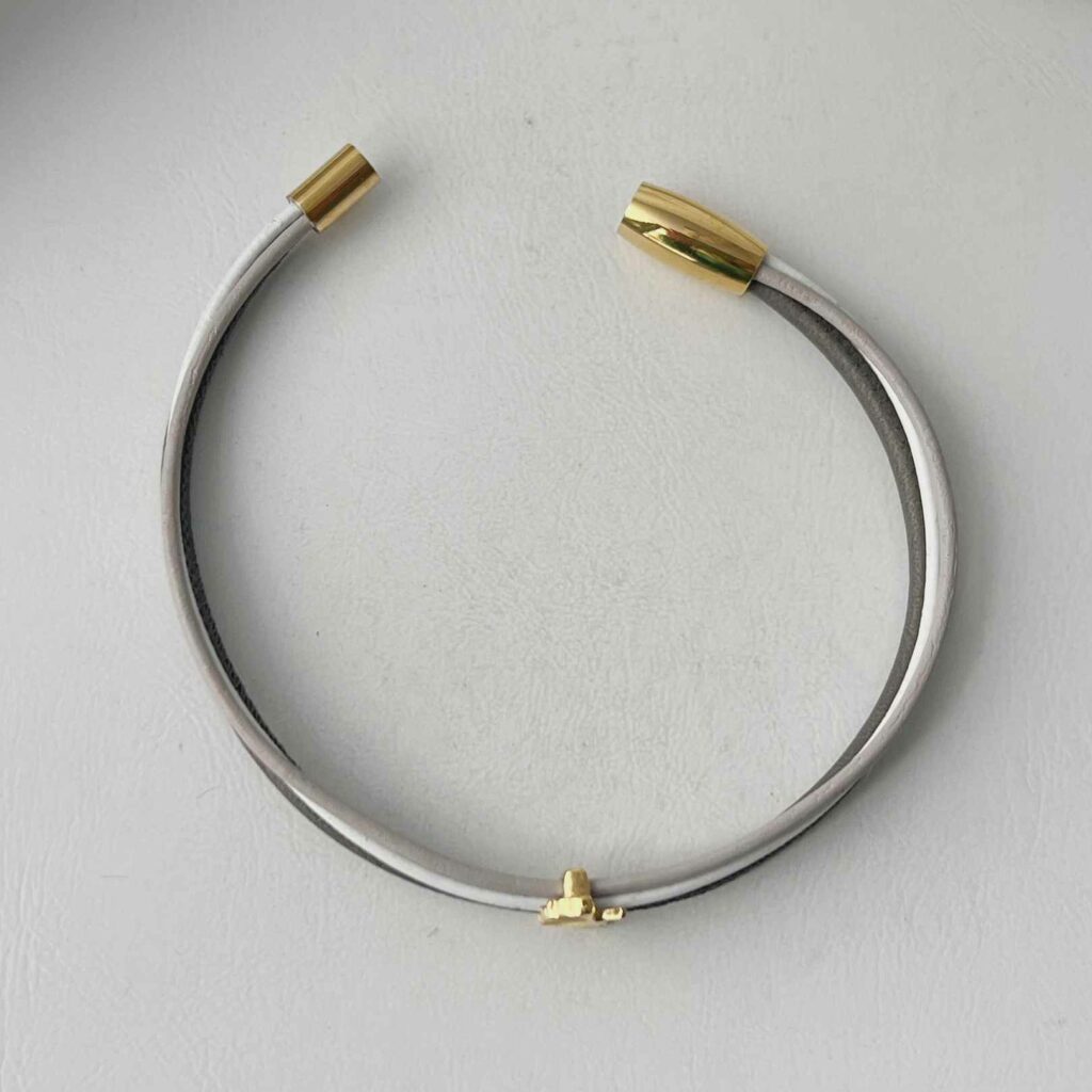 das schöne Lederarmband fein goldenes Gingkoblatt grau