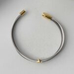 das schöne Lederarmband fein goldenes Gingkoblatt grau