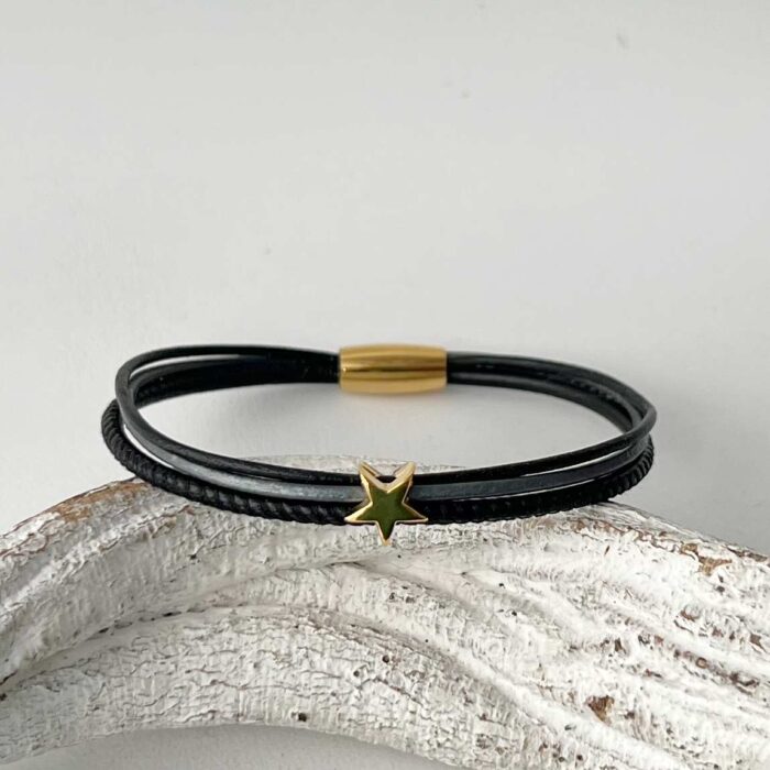 das Lederarmband fein mit dem goldenem Stern schwarz und grau