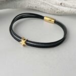 das Lederarmband fein mit einem goldenem Stern schwarz grau