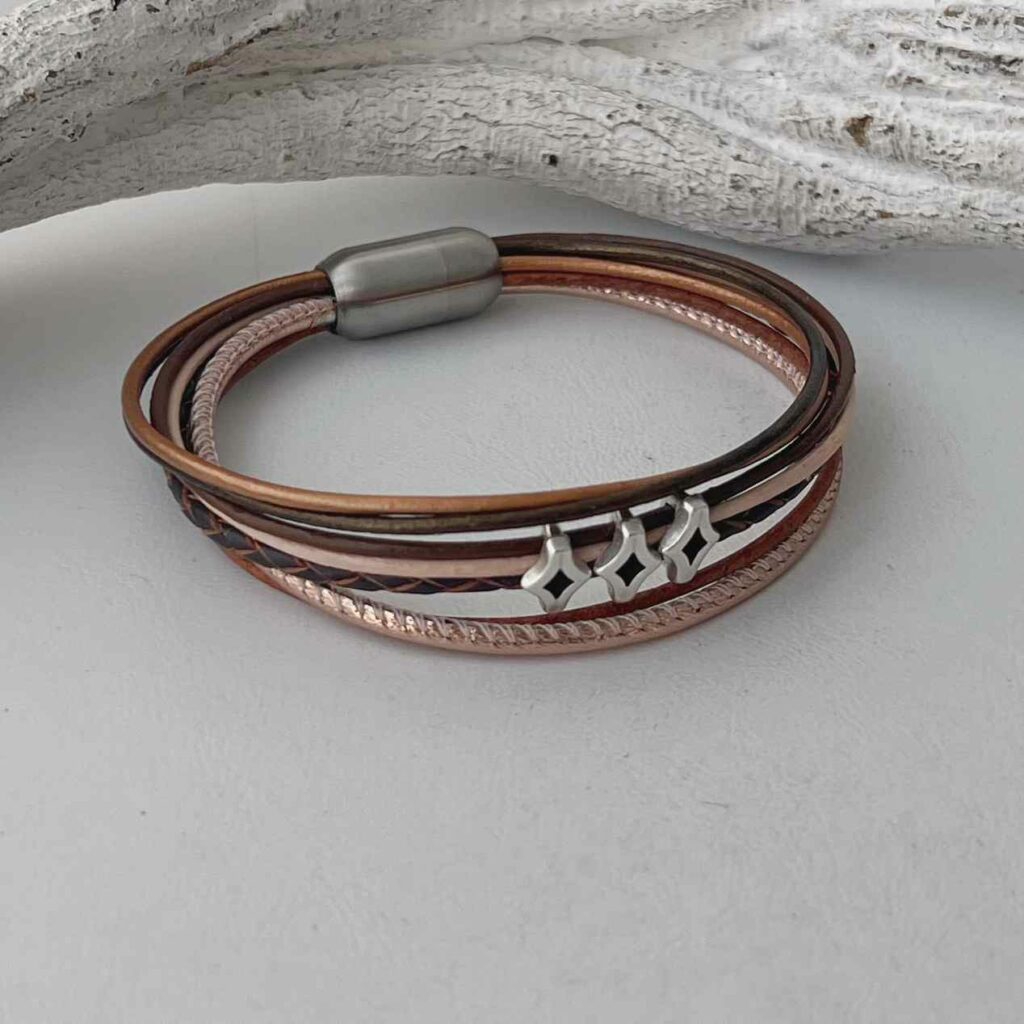 das Lederarmband mit drei Rauten braun