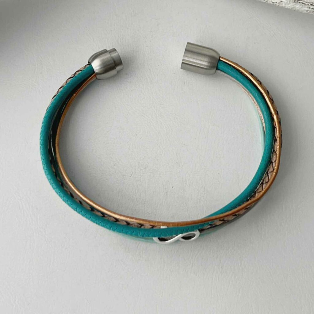 Lederarmband mit Infinity in türkis und beige
